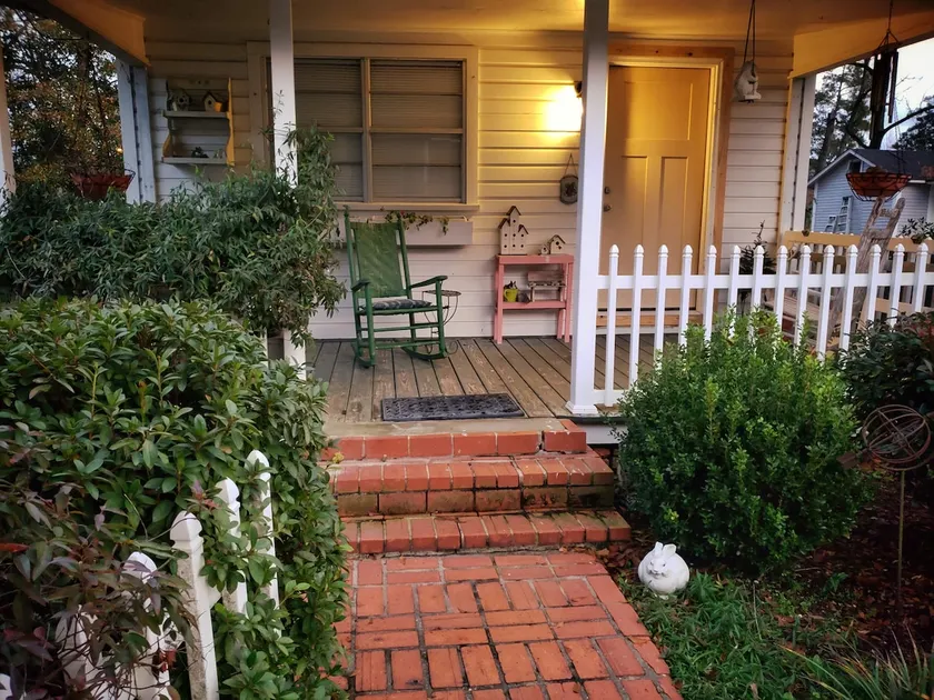 Rose's Cozy Cottage - Image 1