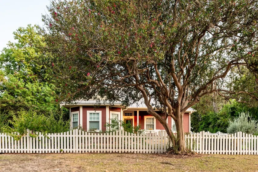 Walk to Henkel Square in RT | Curated & Charming - Image 1
