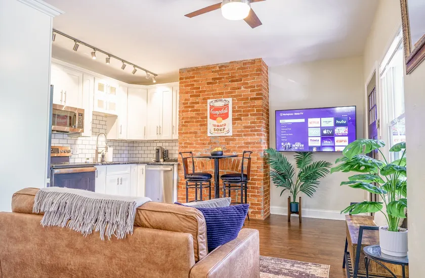 Chic Shadyside Apt w/ Balcony-1Block to Walnut St! - Image 1