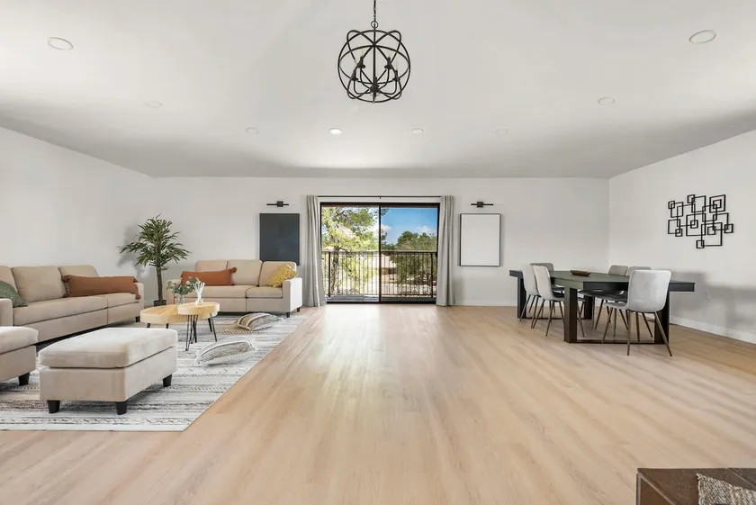 Luxury 6BR Retreat Fast WIFI, Dedicated Workspaces - Image 1