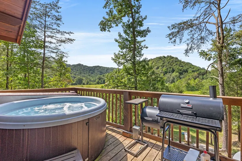 Stargazer - Rooftop + Hot Tub + Walk to Red River - Image 1