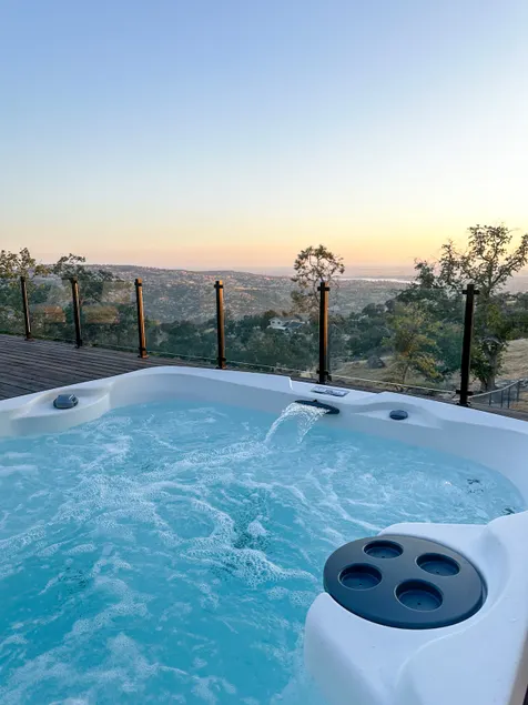 Hilltop Hideaway Views & Spas Yosemite Lakes Park - Image 1
