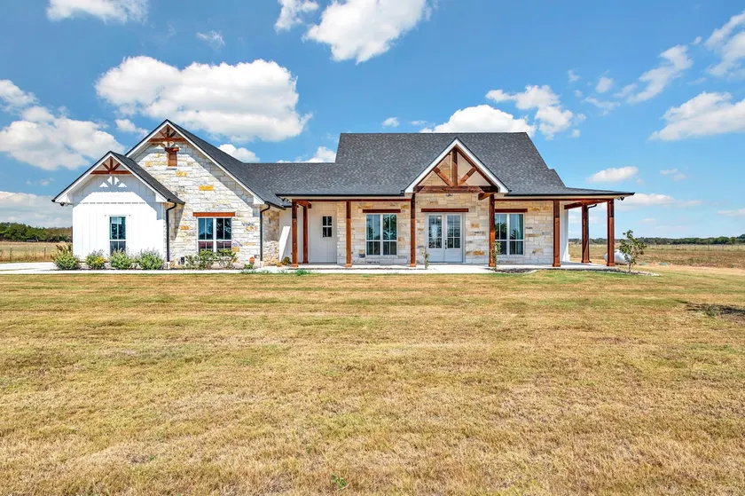 New Luxury Texas Farmhouse - Image 1
