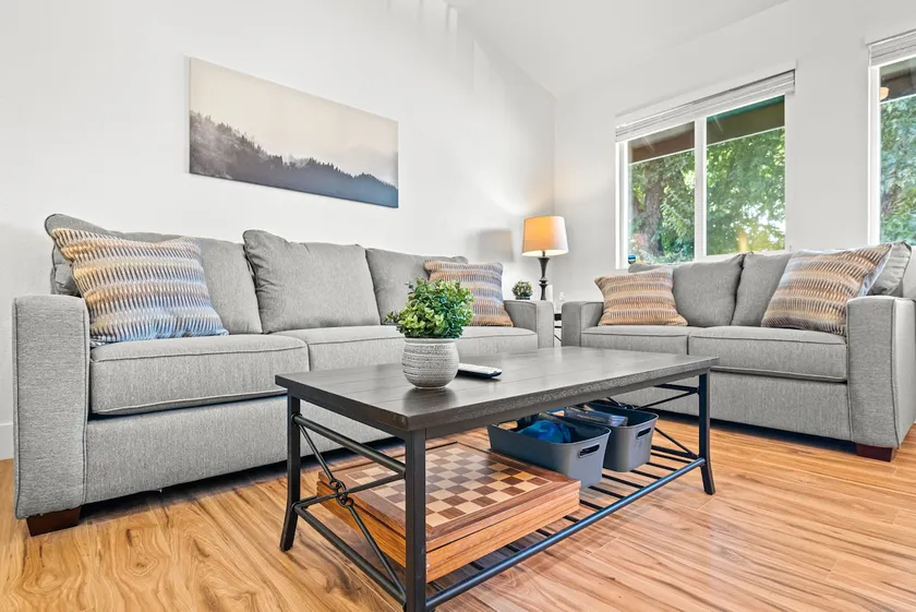 Clean & Comfy Condo steps from UNR/Min to Downtown - Image 1