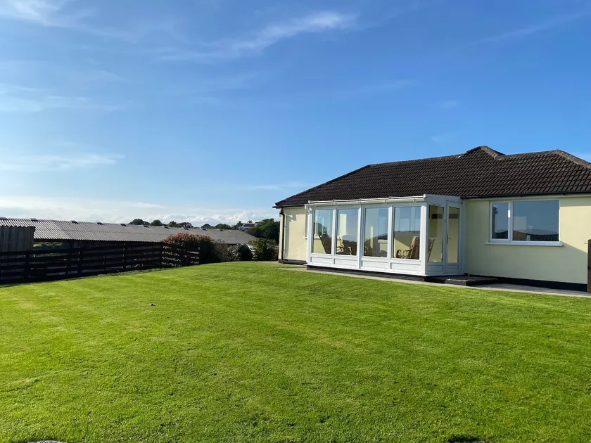 Bungalow in Pillaton - Image 1