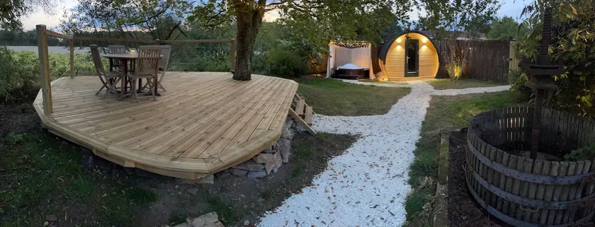 Unusual barrel and hot tub in Vallet - Image 1