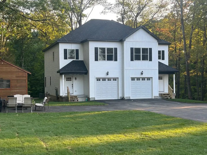 Thoroughbred & Saratoga Lake views - Image 1
