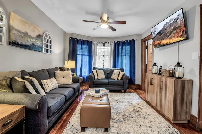 Entire 2700 SQFT House that accommodates 16+ & 6BR - Image 1