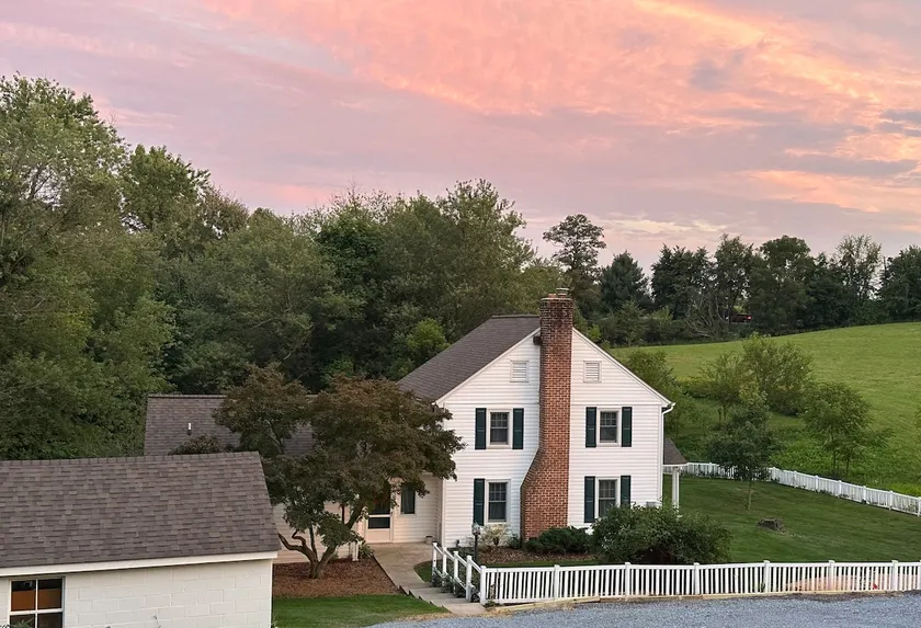 1788 Historic Farmhouse near Hershey - Image 1