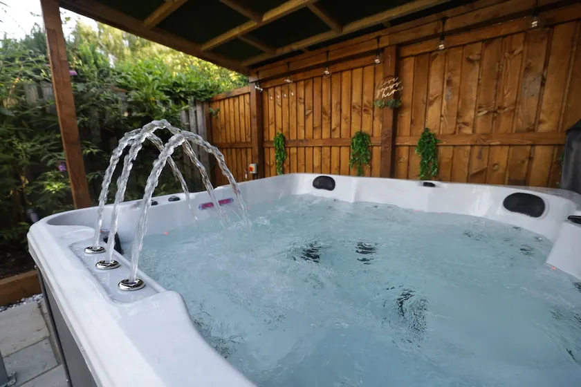 Oasis Retreat Hot Tub Cupar - Image 1