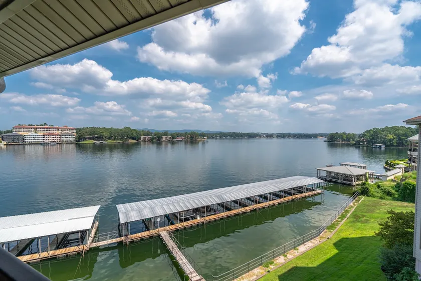 Tranquil Waterfront Retreat - Image 1