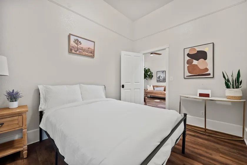 Charming Upstairs 3BR: Minutes from DT Sacramento! - Image 1