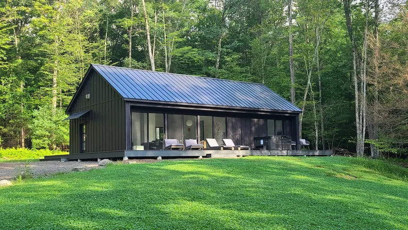 Modern Woodland Getaway with Hot Tub and Fire Pit - Image 1