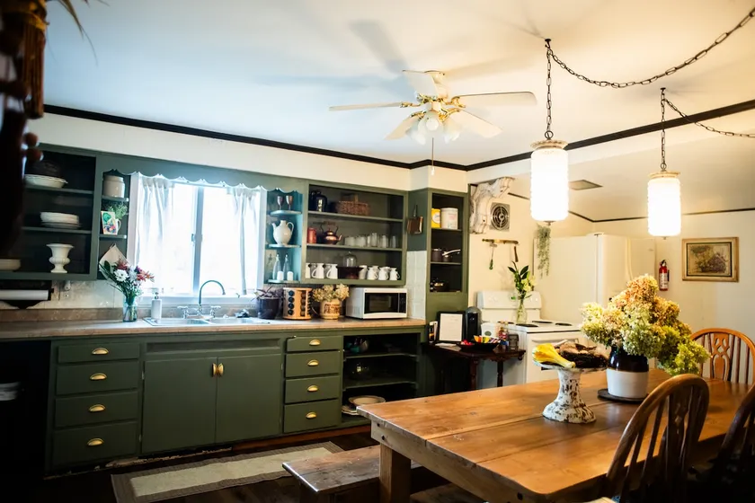 Cozy 4BR Cottage next to Cafe & Vintage Market! - Image 1