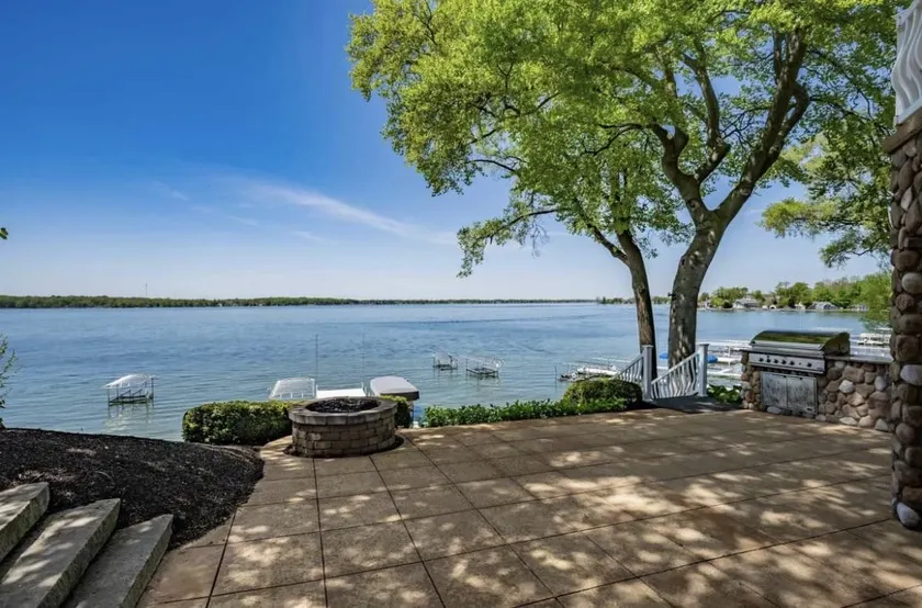 Stunning Lake Wawasee Paradise - Image 1