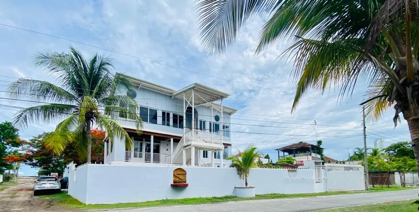 Beachside Studio Apartment - Image 1