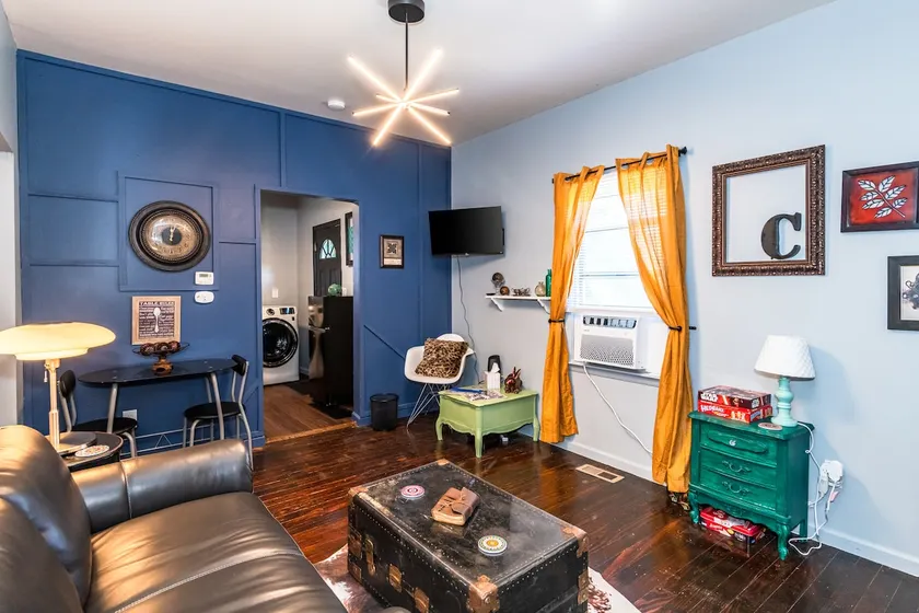 Cozy Downtown Retreat - Image 1