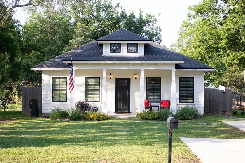 Backyard & Full Kitchen | No Checkout Instructions - Image 1