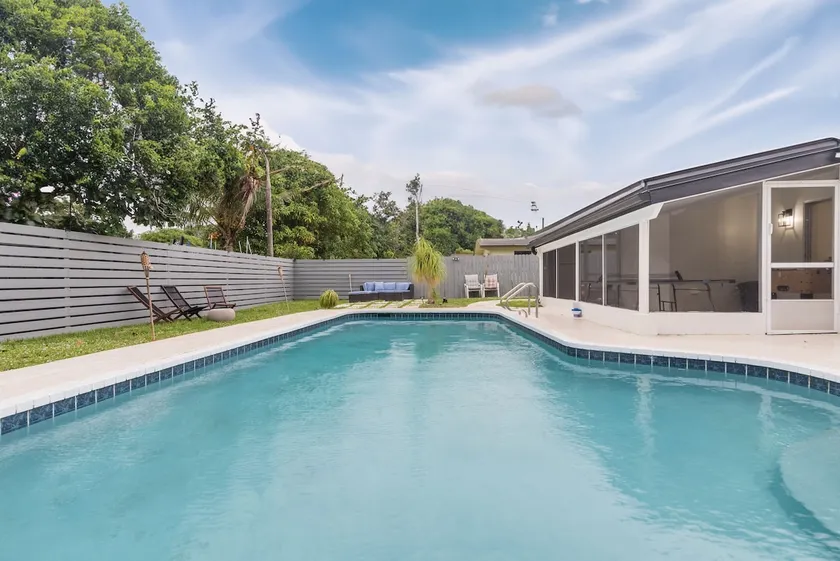 Charming and Amazing Home with Pool in Miramar - Image 1