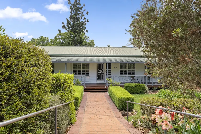 Birds 'n' Bloom Cottages - Image 1