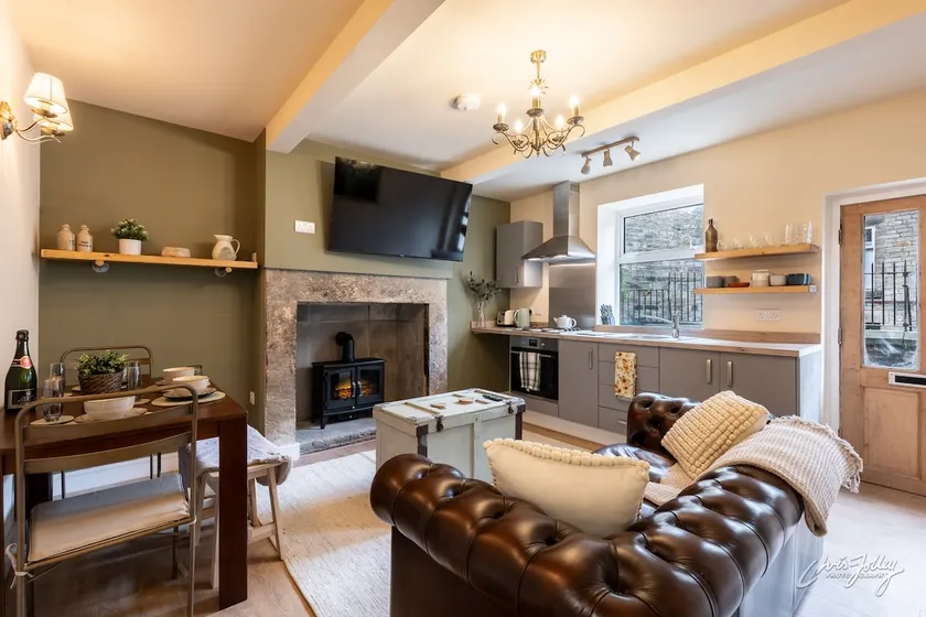 Cosy Cottage in Heart of Glossop - Image 1