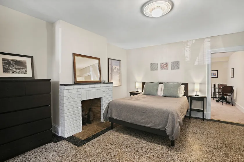 Spacious Apartment in Historic Townhouse - Image 1