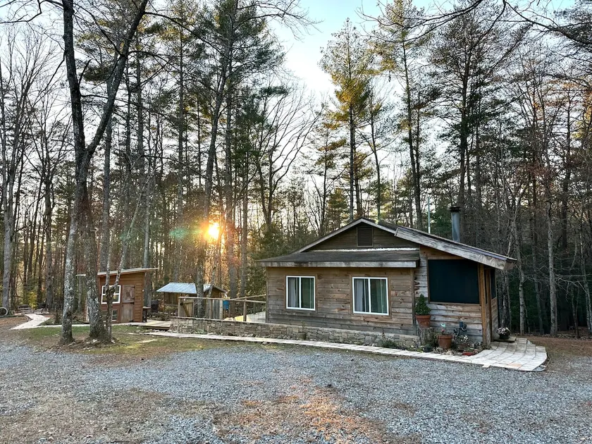 Beautiful & peaceful cabin w/ deck garden & fire-pit - Image 1