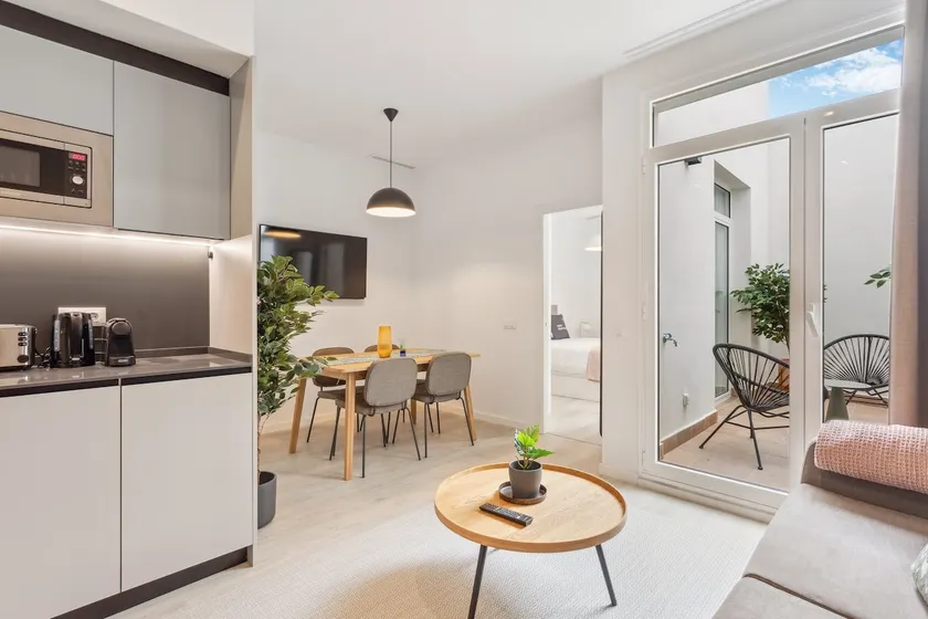 limehome Valencia Cadiz | 1-Bedroom Apt + Terrace - Image 1