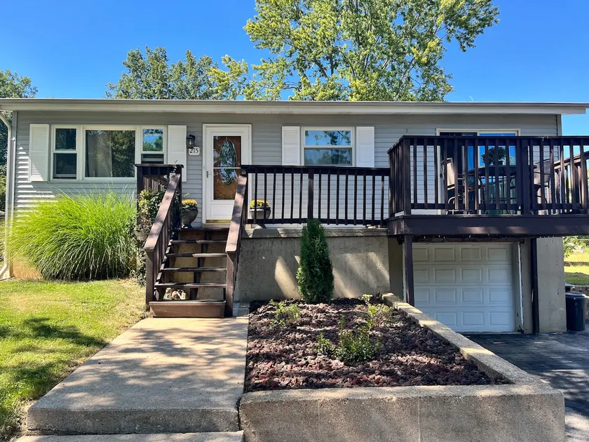 Cozy pet friendly home with fenced yard. - Image 1