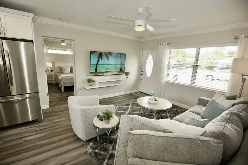 Spacious 3/2 w fenced yard - 5 to IMG & SRQ - Image 1