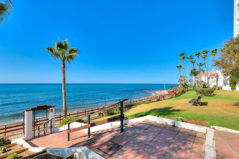 Flat 1st line beach - Image 1