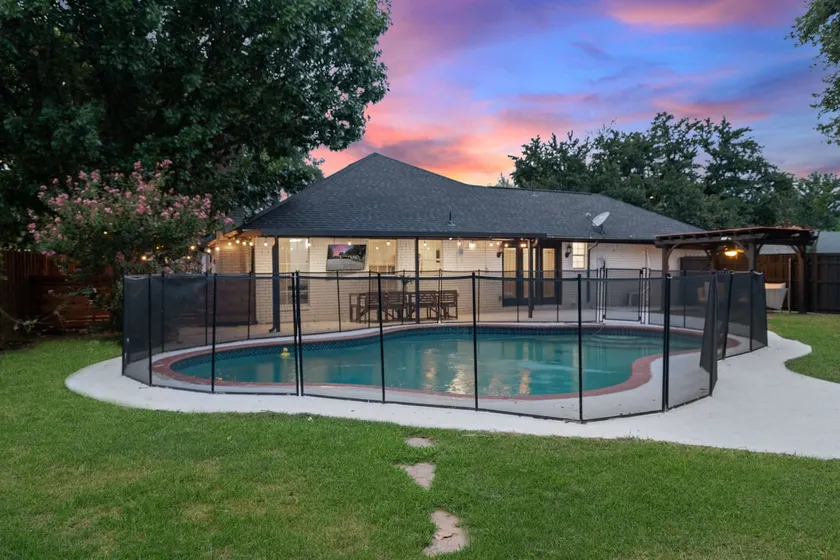 King Bed - Pool, Game Room, Minutes to Stadiums! - Image 1