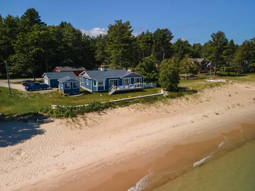Oasis on Lake Huron with sandy beach & hot tub! - Image 1