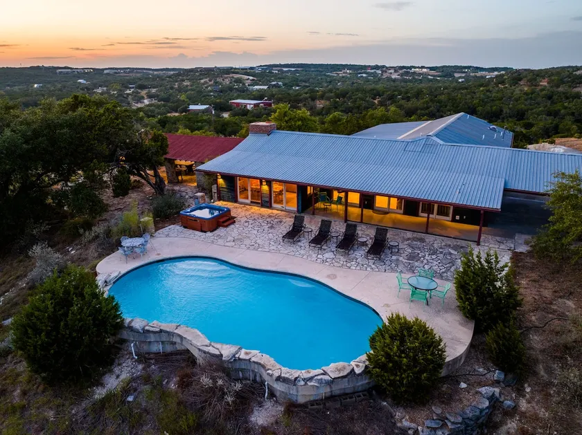 Legendary 3 Bedroom Estate with Pool & Hot Tub! - Image 1