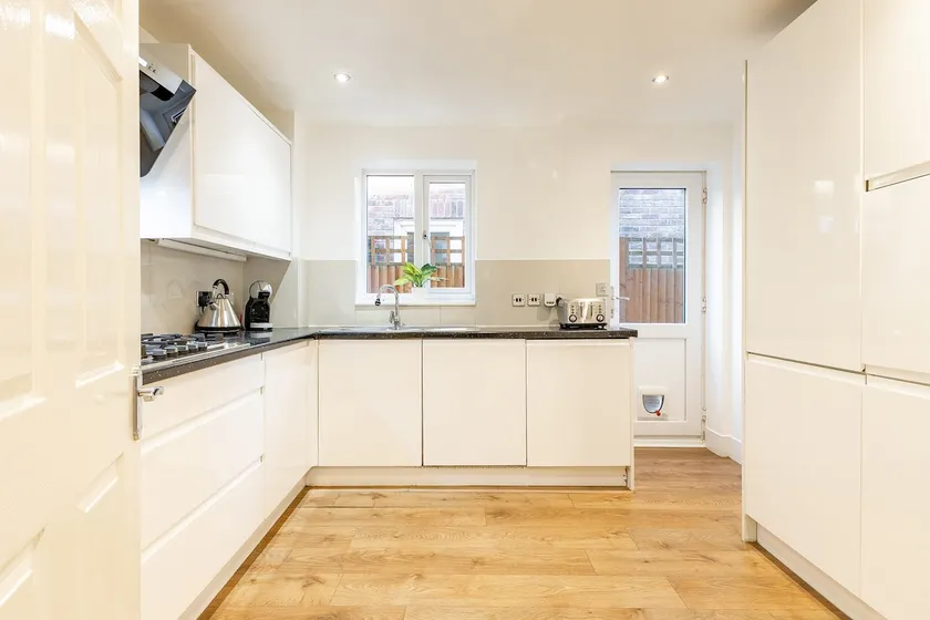 Bright 5-Bed House in Egham - Sleeps 8 Near M25 - Image 1