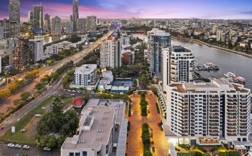 Riverside Apartment - Image 1