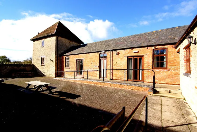 Accessible courtyard cottage - Image 1