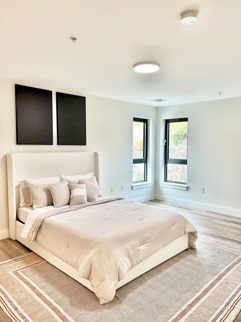 Modern 2 Bed Furnished Apartment in Quincy - Image 1