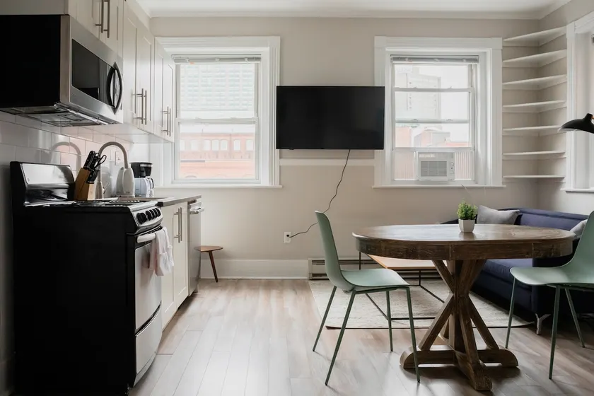 Centrally located 1bed Newbury Street - Image 1