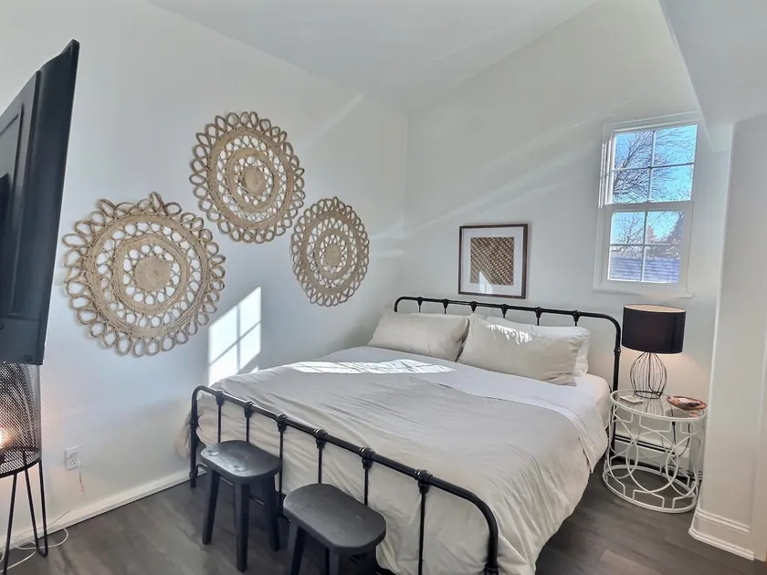 Airy Open & Unique 2BD near Dwtn - Image 1