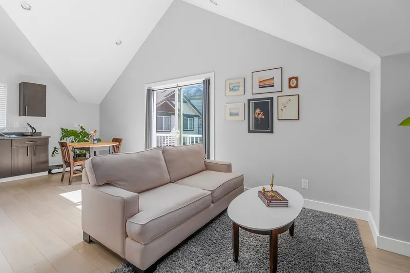 Cozy Carriage/Coach House in Victoria - Image 1