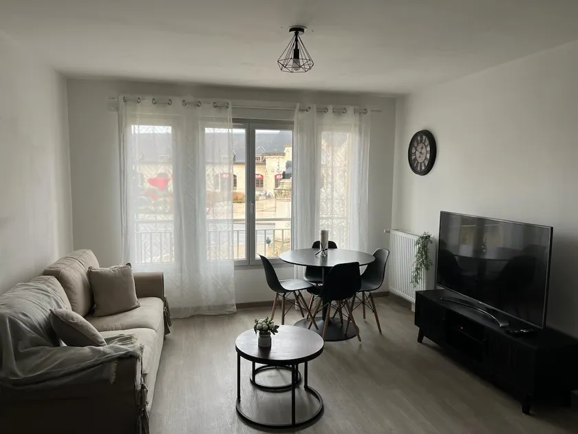 Beautiful apartment facing the train station / Private parking - Image 1