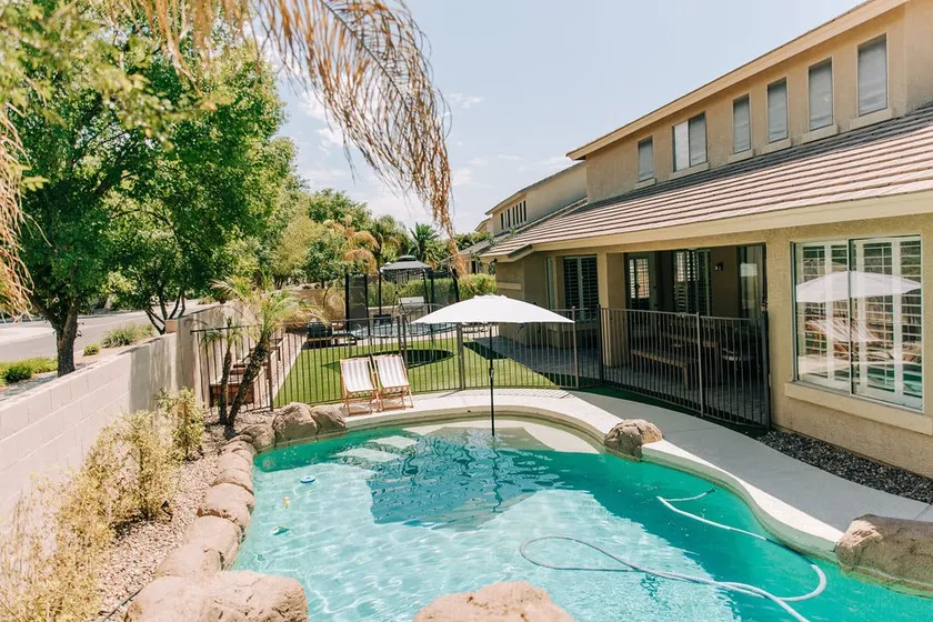 Spacious Arizona Oasis Waterfall Pool & Hot Tub - Image 1