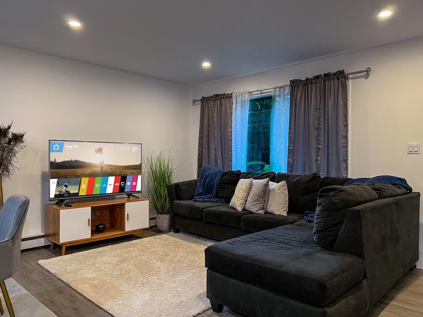 Spacious Family-Ready Home Fully Fenced Yard - Lee - Image 1
