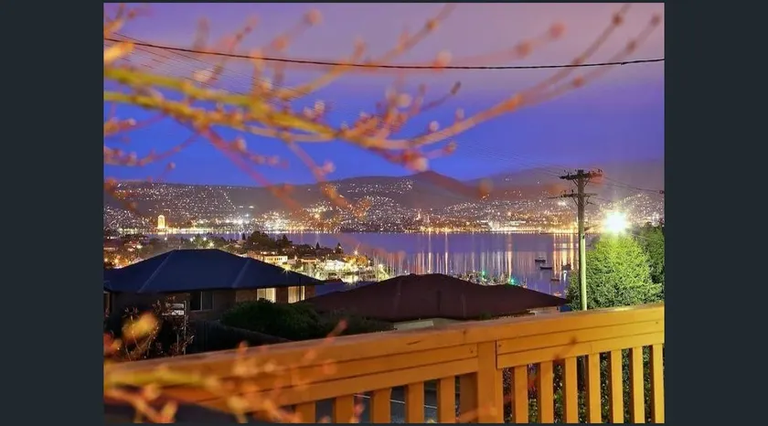 Studio w Huge deck n Stunning view; walk to shops - Image 1