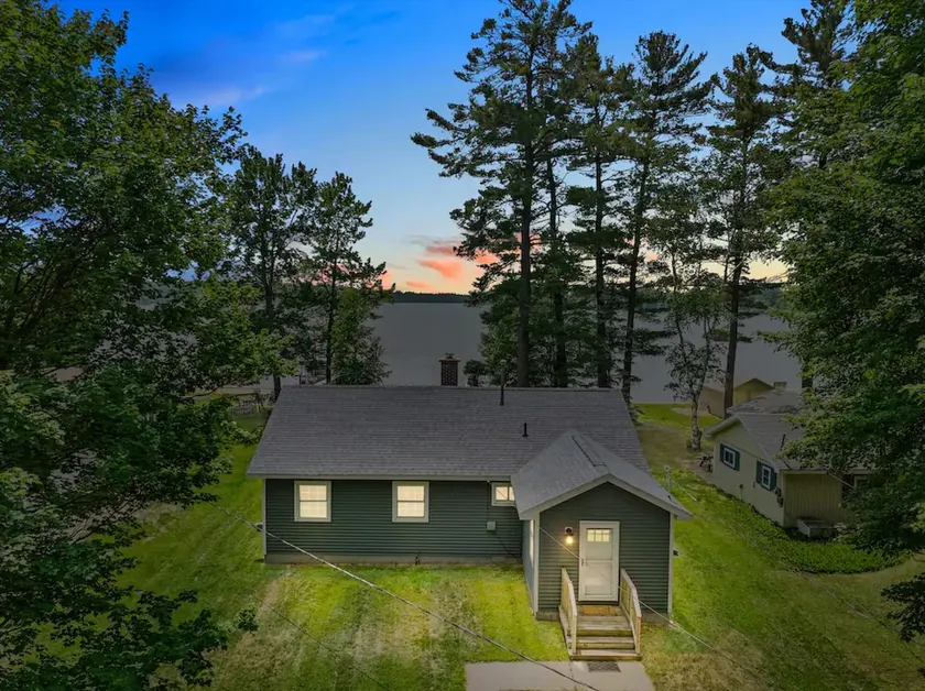 Cozy Private Lakefront Cottage with Private Dock - Image 1