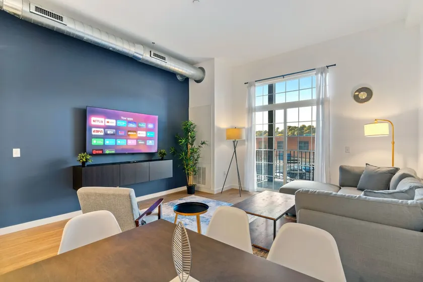 Luxury Apartment with Balcony Near Stadium - Image 1