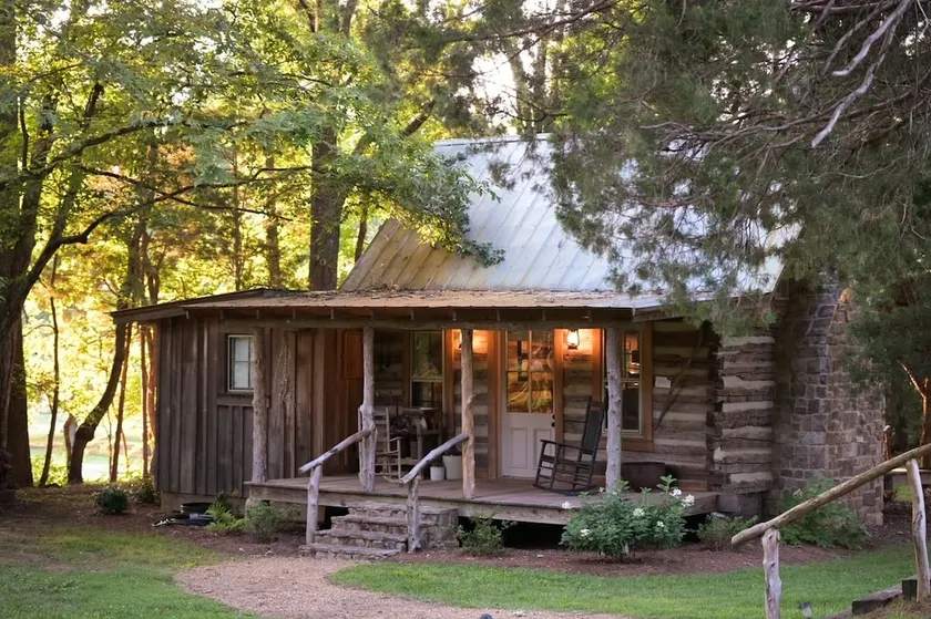 The Moonshine Cabin at Green Frog Farm - Image 1