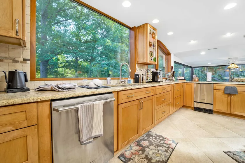 18 Acre Farm - Pickleball, Pond, Outdoor Kitchen - Image 1