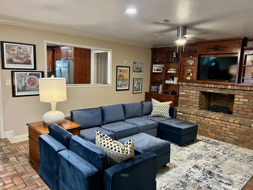 Nostalgic Gulf Coast Getaway Convenient Location! - Image 1